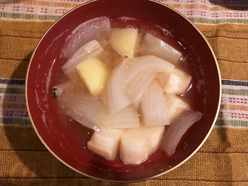 ジャガイモ、玉ねぎ、お麩のみそ汁